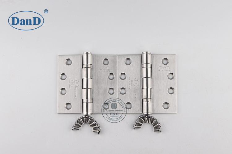 Charni&egrave;re de porte argent&eacute;e