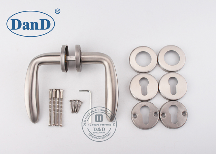 Poign&eacute;e de porte en bois-D et D