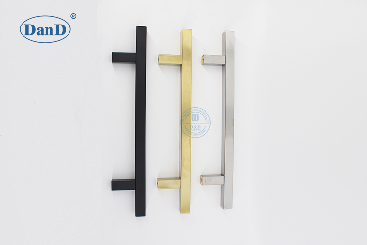 Poign&eacute;es de la porte en or