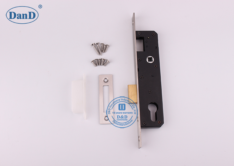 Lock-D et D Hardware commercial-2585