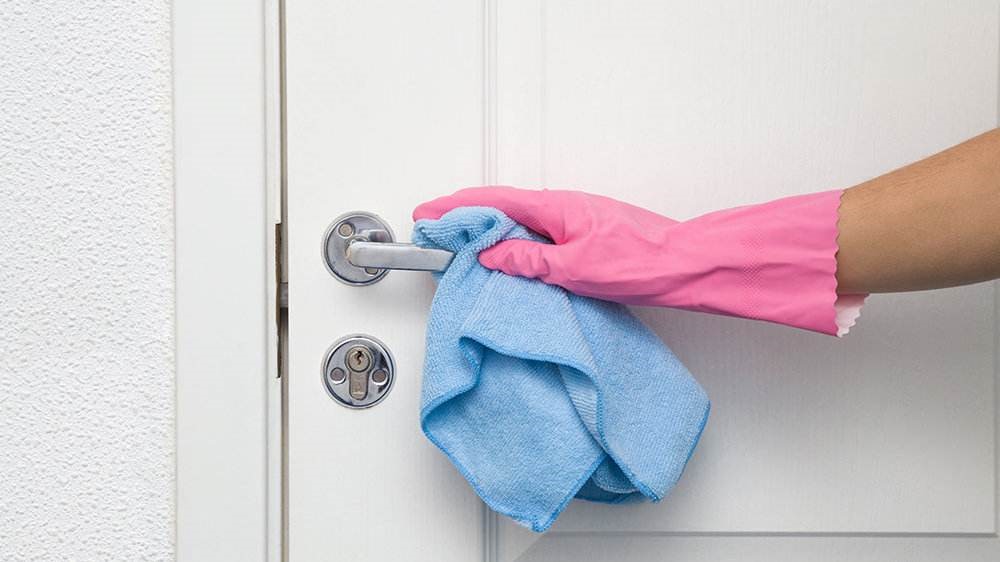 L'entretien quotidien des poign&eacute;es de porte en acier inoxydable et du mat&eacute;riel D